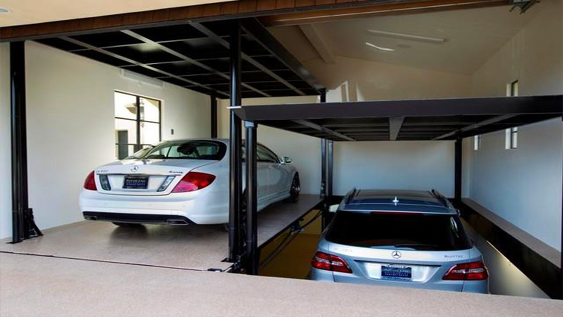 Гаражи машино место. Паркинг с автолифтом. Подземный гараж в частном доме. Лифт для автомобиля. Лифт для машины в гараже.